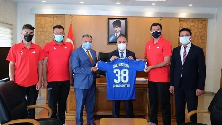 Mehmet Cabbar ve Develi Belediyespor kulübünden Vali Günaydın'a ziyaret