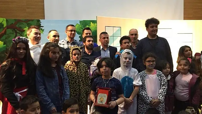Melikgazi Belediye Başkanı Dr. Mustafa Palancıoğlu, 'Önce tiyatro eğitiminin dersini aldılar, sonra oyuncu olarak sahnelediler'
