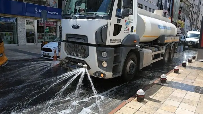 Melikgazi Belediyesi ana cadde ve yolları su ile serinletiyor