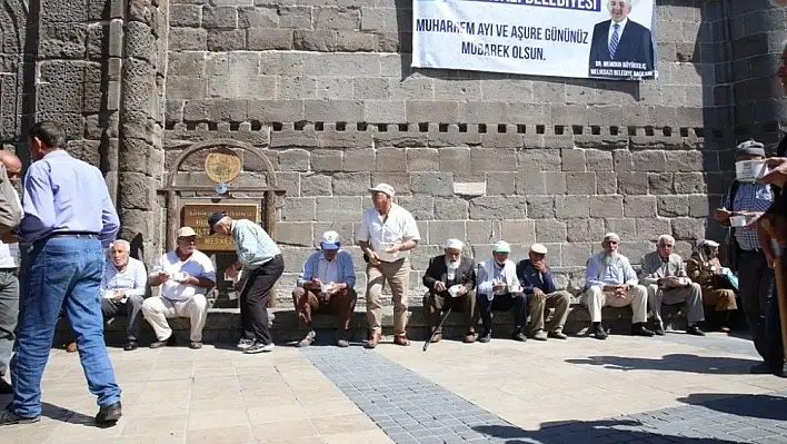 Melikgazi Belediyesi'nden 6 bin kişilik aşure ikramı
