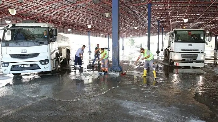 Melikgazi Belediyesi'nden kurban kesim yerlerinde deterjanlı su ile temizlik çalışması