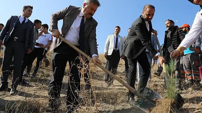 Melikgazi Belediyesi'nin 32 mahallesinde 12 bin 800 fidan dikimi
