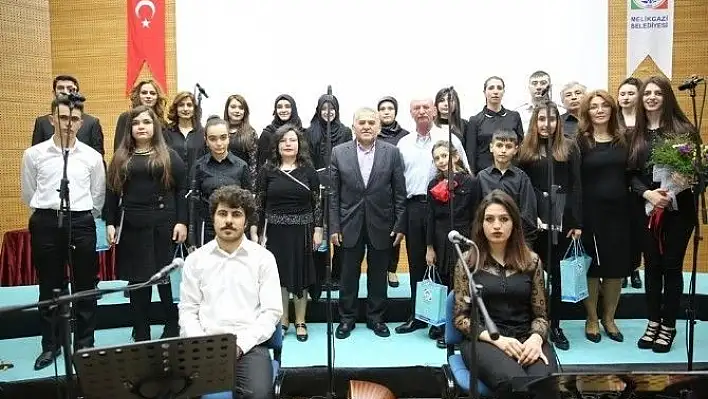 Melikgazi Belediyesi'nin Türk Halk Müziği Konserine Büyük İlgi