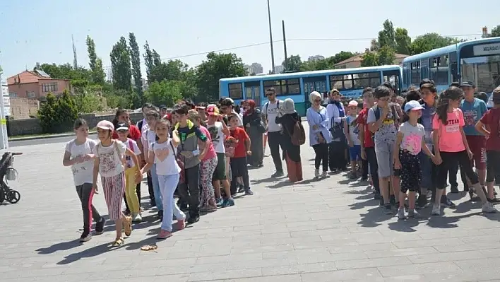 Melikgazi Belediyesi yaz okulu öğrencileri hayvanat bahçesini gezdi