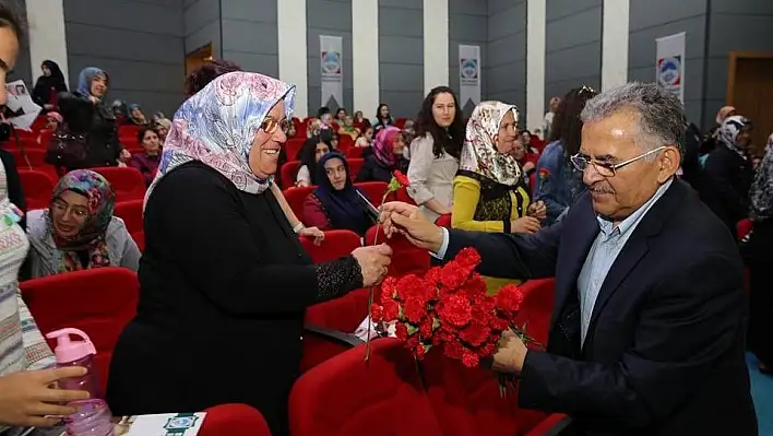 Melikgazi Belediyesinden kursiyer annelerine karanfilli kutlama