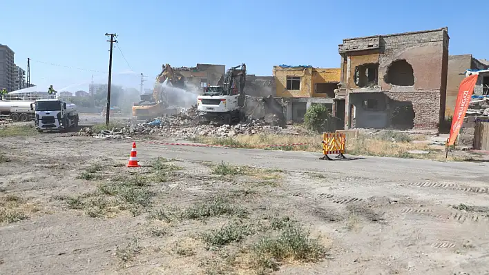 Melikgazi'de 5 bina yıkıldı