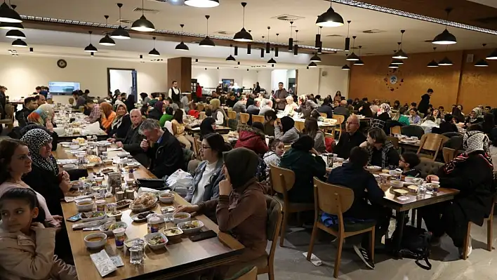 Melikgazi'de Depremzedeler iftar açtı