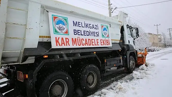 Melikgazi'de kar temizleme çalışmaları devam ediyor