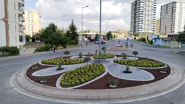 Melikgazi'de kuru peyzaj ile şık kavşaklar