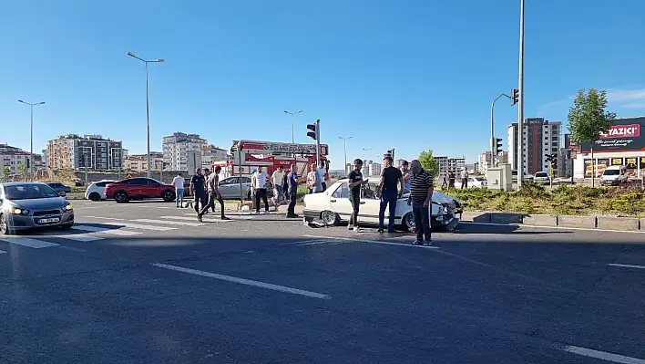 Melikgazi'de otomobiller çarpıştı: Yaralı var