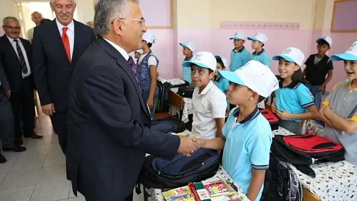 Melikgazi'den okullara kırtasiye ve çanta yardımı