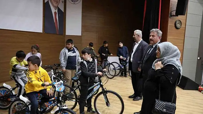 Melikgazi'den yetim çocuklara bisiklet hediyesi