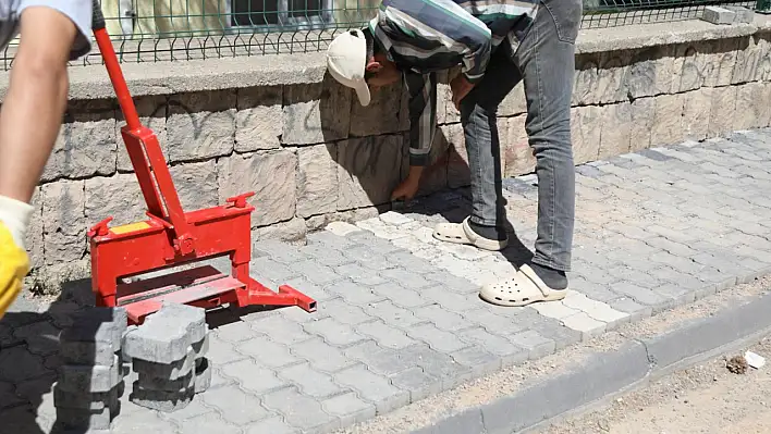 Melikgazi'de kaldırımlar yenileniyor