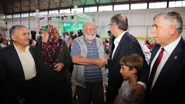 Melikgazi'nin mahalle iftarına 7'den 70'e ilgi gösterdi
