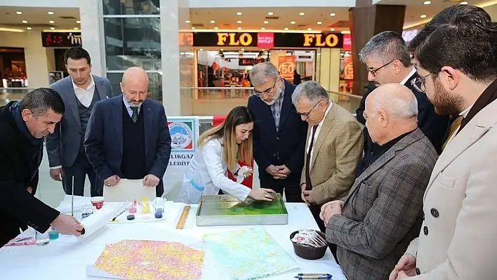 Memduh Büyükkılıç, ebru ve takı tasarım yıl sergisini gezdi
