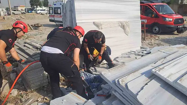 Mermer blokları devrildi: 2 işçi...