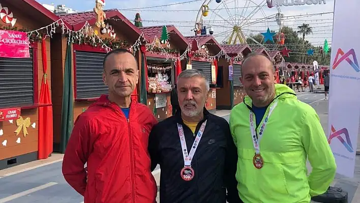 'Tomarza' yazılı formasıyla Mersin sokaklarında koştu