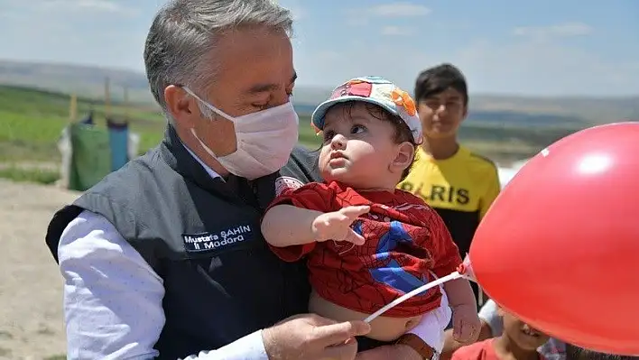 Mevsimlik işçiler ve çocuklarını mutlu eden etkinlik