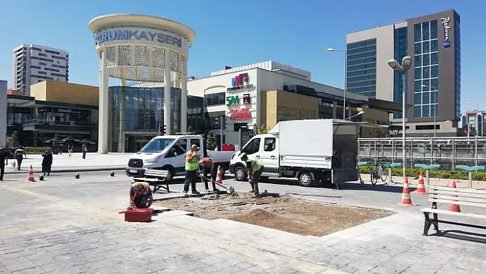 Meydan'daki büfenin ardından Belediye önündeki Kent ekmek büfesi de kaldırıldı