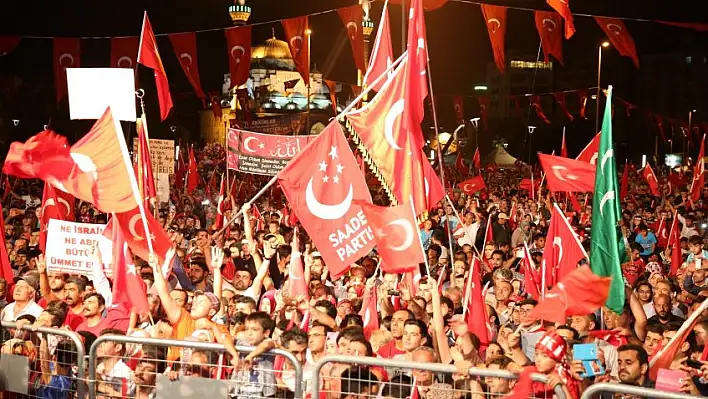 Meydanda konser ve parti bayrağı tepkisi