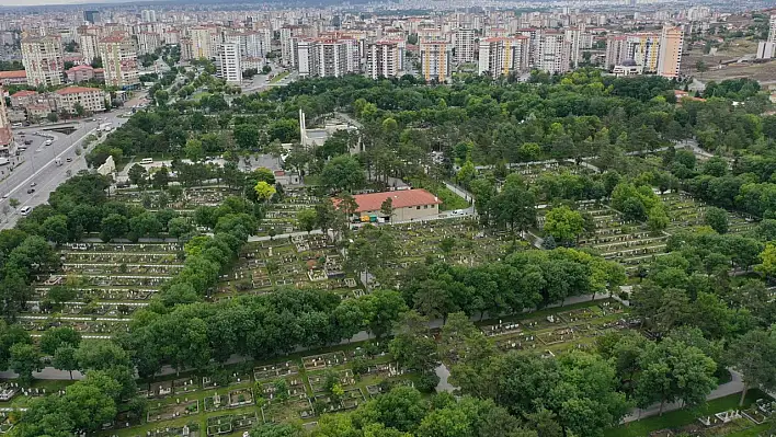 Mezarlıklar bayrama hazır