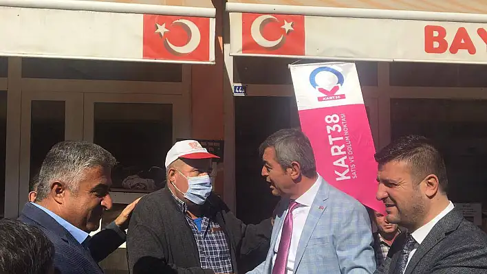 MHP esnafa Cumhuriyet Bayramı nedeniyle Türk Bayrağı dağıttı