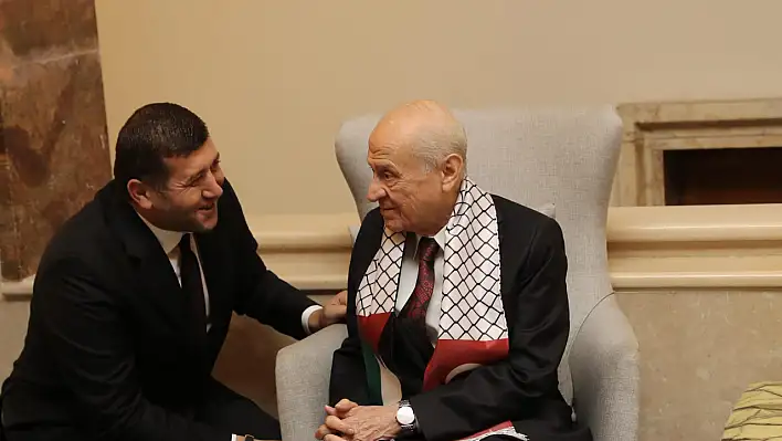MHP'li Baki Ersoy'dan 'Dizinin dibinde' paylaşımı!