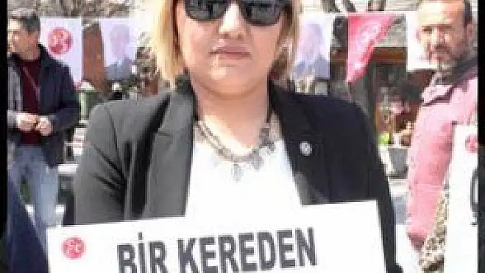  MHP'Lİ KADINLARDAN 'BİR KEREDEN ÇOK ŞEY  OLUR, BİR İMZA DA SEN AT' KAMPANYASI