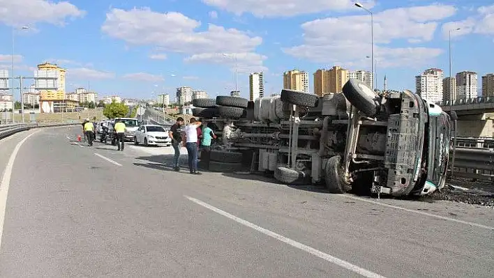 Mıcır yüklü kamyon devrildi!