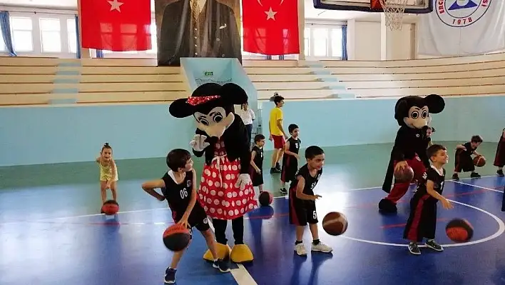 Micky ve Minnie antrenmana çıktı, minik sporcular gönüllerince eğlendi
