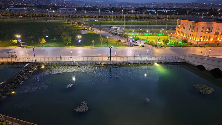 Millet Bahçesi'nin iskele yolu LED ışıklarla aydınlandı