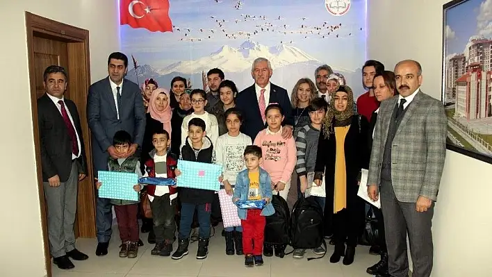 Milli Eğitim Müdürü Elmalı karne alan şehit çocuklarını ödüllendirdi
