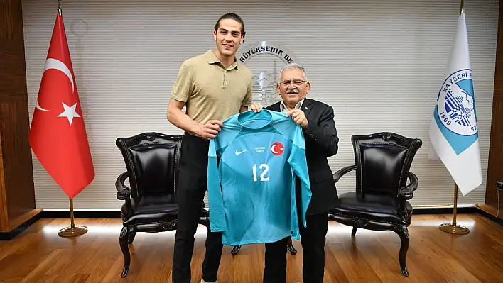 Milli futbolcudan Başkan'a 12 numara jest