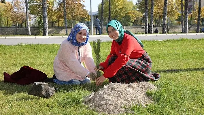 '11 Milyon Ağaç Bugün Fidan, Yarın Nefes' Kampanyası'nda AGÜ Sümer Kampüsü'nde 350 fidan dikildi
