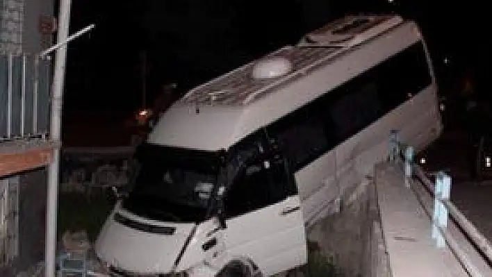 MİNİBÜS BAHÇE İLE DUVAR ARASINDA ASILI KALDI: 2 YARALI 