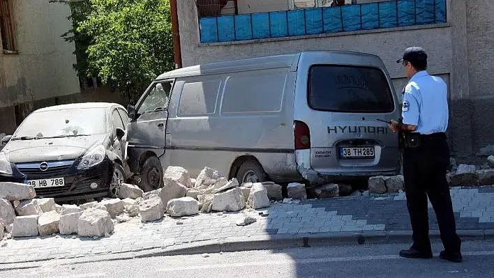  Binaya ve araçlara çarparak durdu