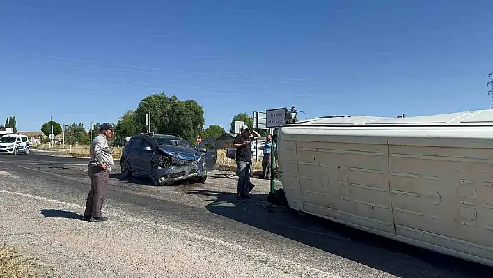 Kangal'da feci kaza! Minibüs ile otomobil çapıştı