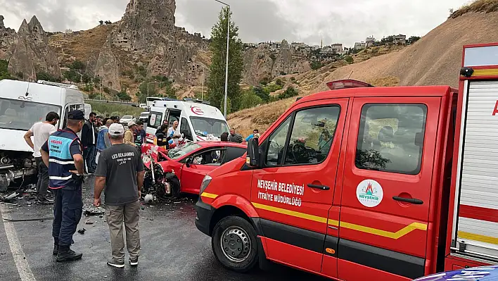 Minibüs ile otomobilin çarpıştığı kazada ortalık savaş alanına döndü!