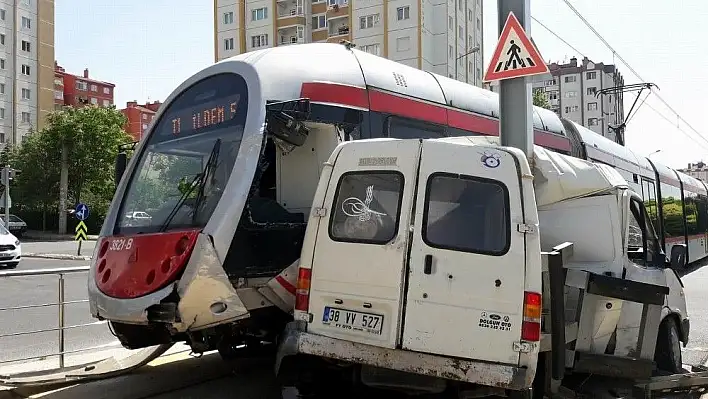 Karşı yola geçmek isterken