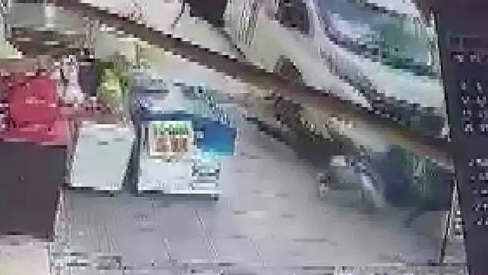 Minibüs kaldırıma çıktı, 2 kişi yaralandı