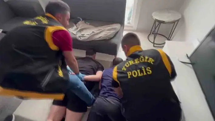 Minibüsteyken husumetlisini görüp defalarca ateş etti