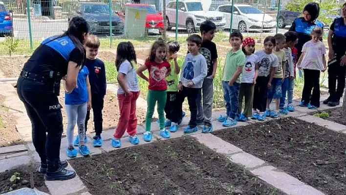 Minik eller bakın ne yaptı!