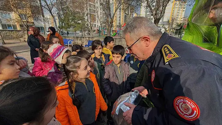 İtfaiyeciler, minik misafirlerini ağırladı...