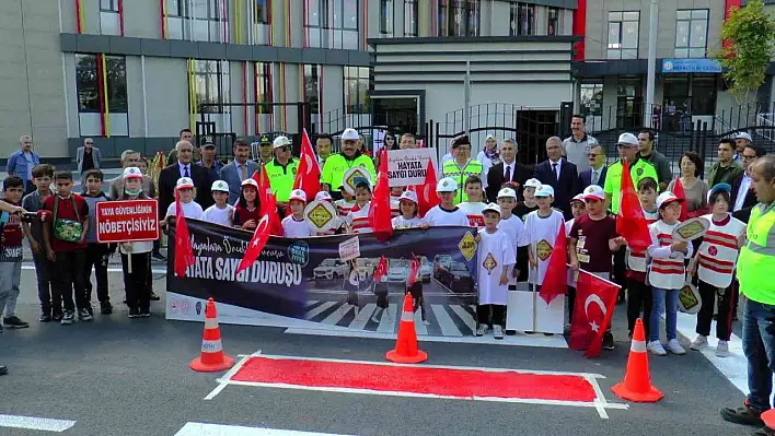 Minik öğrencilerden sürücülere 'Önce Yaya' farkındalık etkinliği