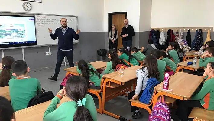 Minik öğrencilere geri dönüşüm semineri