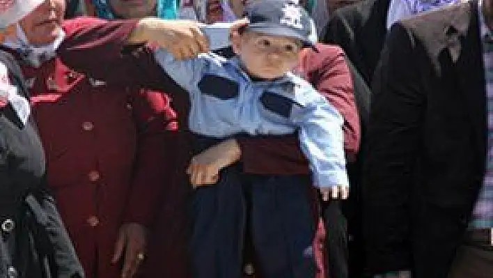  MİNİK YUSUF BABASINI POLİS SELAMIYLA UĞURLADI 