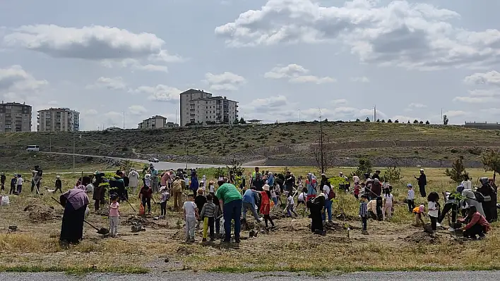 Minikler daha yeşil bir Kayseri için yüzlerce fidan dikti
