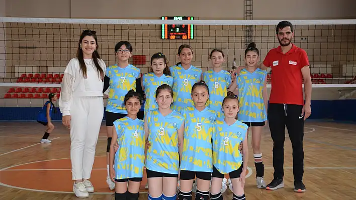 Minikler voleybolla hem eğleniyor hem öğreniyor!