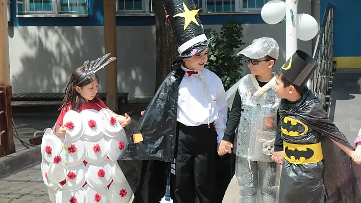Miniklerden geri dönüşüm defilesi