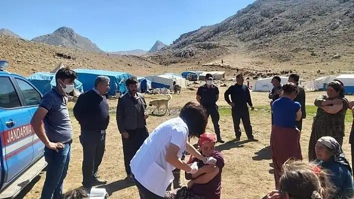 Sağlık ekipleri dağ, tepe demeden vatandaşları aşılıyor